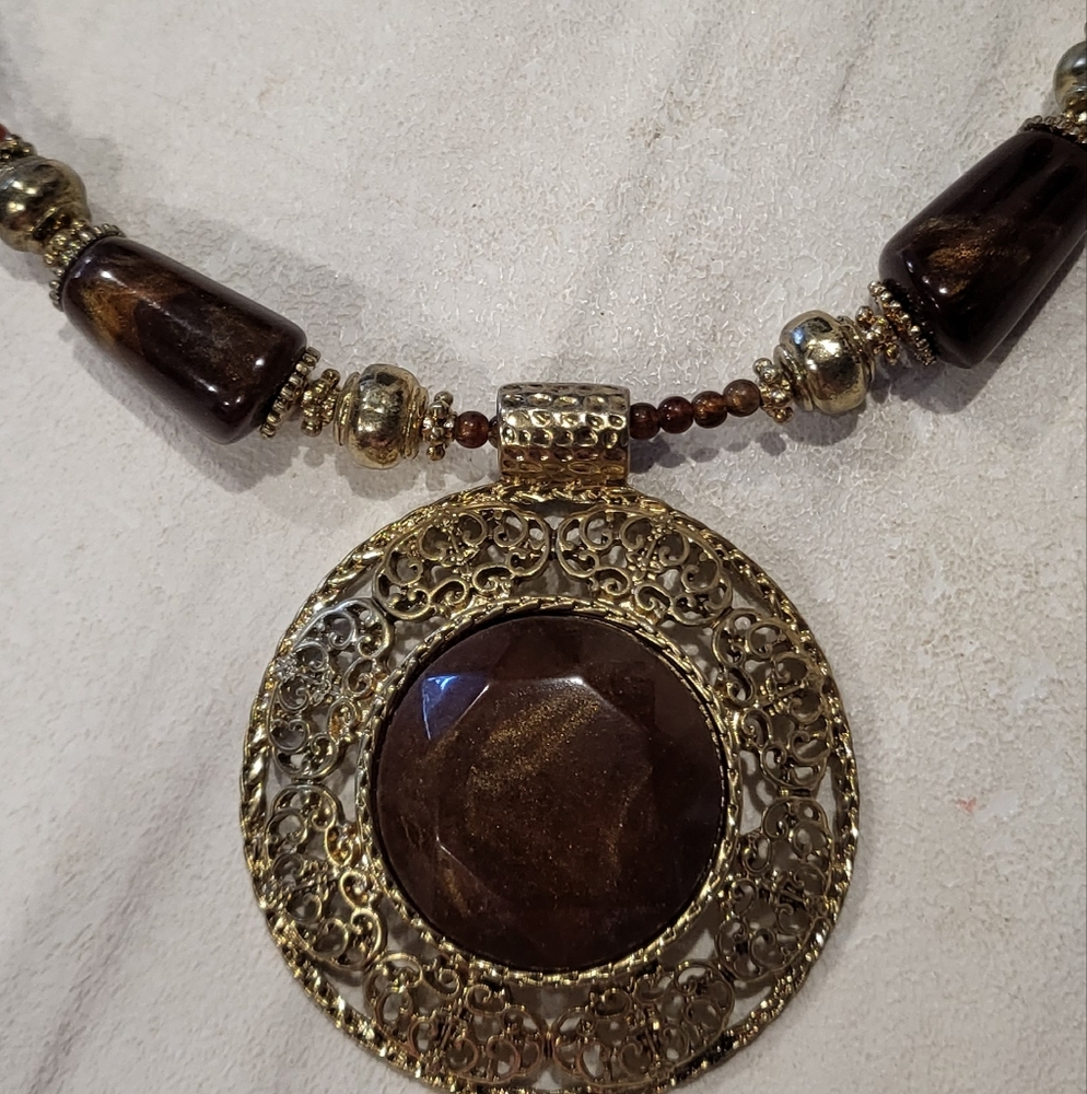 Elegant Vintage Gold and Brown Pendant Necklace